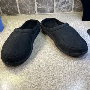 MENS/WOMENS. MEMORY FOAM SLIPPERS.